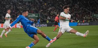 El centrocampista argentino del Elche Federico Redondo (d) lucha con Trent Alexander-Arnold, del Real Madrid. Foto La Hora: EFE
