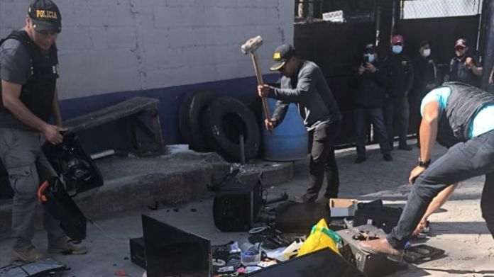 Las fuerzas de seguridad destruyeron lo decomisado en el centro preventivo de Chimaltenango. Foto La Hora: MP