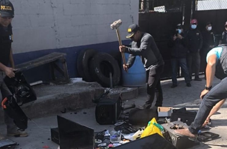 Las fuerzas de seguridad destruyeron lo decomisado en el centro preventivo de Chimaltenango. Foto La Hora: MP