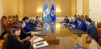 El Ministro de Relaciones Exteriores, Carlos Ramiro Martínez, en la reunión del Consejo Permanente de la OEA, el 30 de octubre, donde denunció que la democracia peligraba por actuaciones judiciales de un juez. Foto La Hora: OEA.
