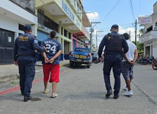 Presuntos robamotos capturados en Escuintla. Foto La Hora: PNC