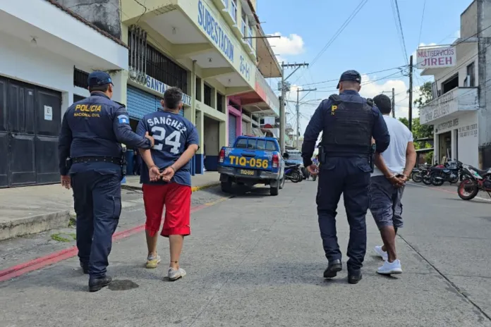 Robamotos capturados Presuntos robamotos capturados en Escuintla. Foto La Hora: PNC