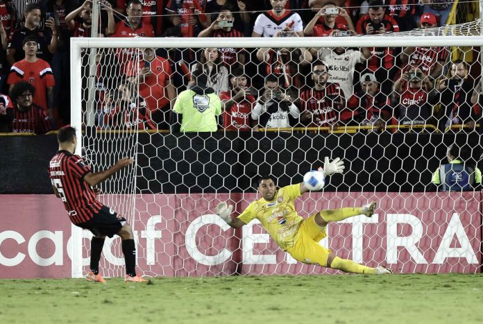 Rubén Darío Silva fue la gran figura de Xelajú MC al atajar dos penales en la final de ida de la Copa Centroamericana 2025.