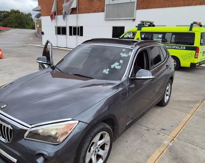Ataque armado en ruta al Atlántico. Foto La Hora: Bomberos Municipales.