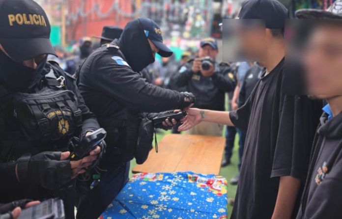Reos del Centro de Detención Preventiva para Hombres de la zona 18 fueron identificados por las autoridades. Foto La Hora: Sistema Penitenciario
