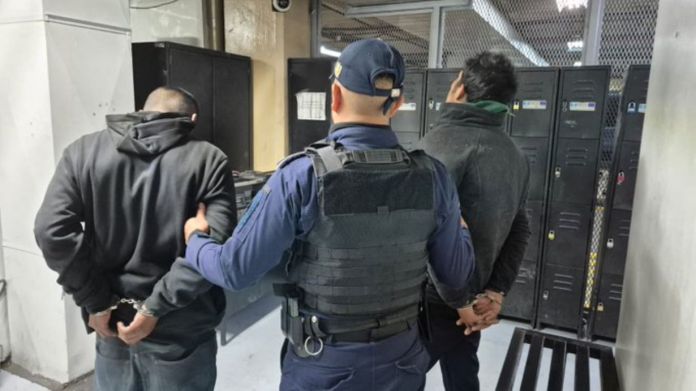 Los dos presuntos integrantes de la Mara Salvatrucha intentaron escapar luego de que agentes de la PNC les hicieran el alto para una revisión. Foto La Hora: PNC