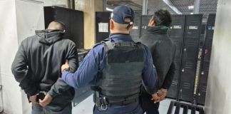 Los dos presuntos integrantes de la Mara Salvatrucha intentaron escapar luego de que agentes de la PNC les hicieran el alto para una revisión. Foto La Hora: PNC