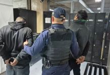 Capturan a alias «Gorila» y «Bebé» tras persecución policial desde puente El Incienso hasta la Calzada San Juan Los dos presuntos integrantes de la Mara Salvatrucha intentaron escapar luego de que agentes de la PNC les hicieran el alto para una revisión. Foto La Hora: PNC