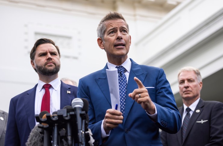 El secretario de Transporte de Estados Unidos, Sean Duffy, anunció la disminución de 10 % la actividad de 40 aeropuertos por el cierre del Gobierno.