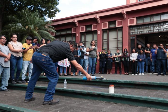 En la actividad estuvieron presentes vendedores de pirotecnia, representantes de empresas, la PNC y cuerpos de socorro. Foto La Hora: Ministerio de Trabajo
