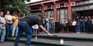 En la actividad estuvieron presentes vendedores de pirotecnia, representantes de empresas, la PNC y cuerpos de socorro. Foto La Hora: Ministerio de Trabajo