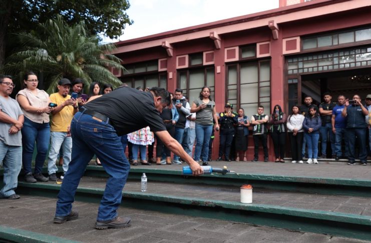 En la actividad estuvieron presentes vendedores de pirotecnia, representantes de empresas, la PNC y cuerpos de socorro. Foto La Hora: Ministerio de Trabajo