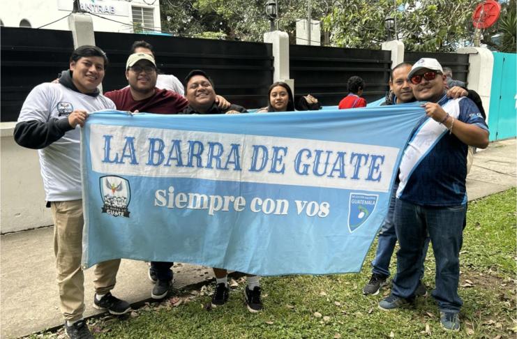 aficionados de la Selección Nacional de Guatemala se encuentran haciendo fila en la avenida Reforma, zona 9 capitalina. Foto La Hora: José Orozco.