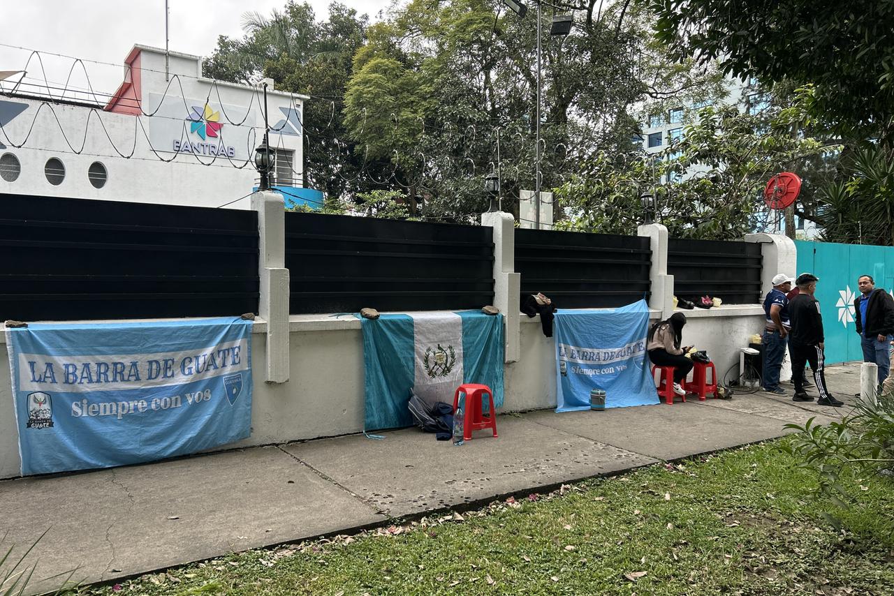 aficionados de la Selección Nacional de Guatemala se encuentran haciendo fila en la avenida Reforma, zona 9 capitalina. Foto La Hora: José Orozco.
