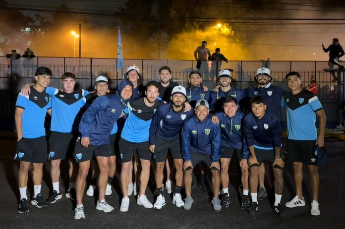 El combinado guatemalteco aprovechó la presencia de los seguidores para fotografiarse en la cancha del CAR. Foto La Hora: Fedefutbol