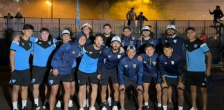El combinado guatemalteco aprovechó la presencia de los seguidores para fotografiarse en la cancha del CAR. Foto La Hora: Fedefutbol