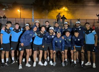 El combinado guatemalteco aprovechó la presencia de los seguidores para fotografiarse en la cancha del CAR. Foto La Hora: Fedefutbol