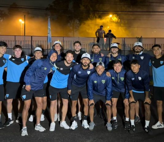 El combinado guatemalteco aprovechó la presencia de los seguidores para fotografiarse en la cancha del CAR. Foto La Hora: Fedefutbol