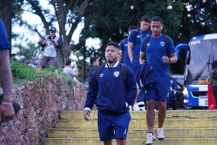 El técnico Luis Fernando Tena ya eligió a los titulares para enfrentar a Surinam esta noche. Foto La Hora: Fedefut