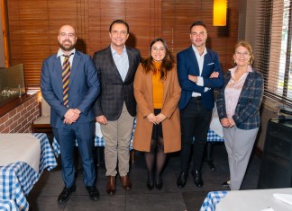 De izquierda a derecha: Diego Dessy, consejero comercial Embajada de Italia en Guatemala; Giovanni Musella, presidente CAMCIG; Luisa Robles, jefe de trade marketing de Castillo Hermanos Inmobiliaria; Gabriele Musto, secretario General CAMCIG; y María Eugenia Sáenz, directora para Amtours Elite. Foto: La Hora/ Fabricio Alonzo.