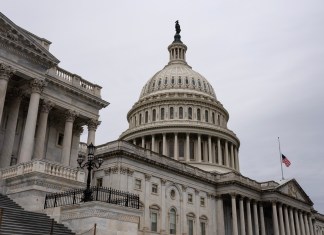 La deuda pública de EE.UU. experimentarán un aumento sostenido en la próxima década, de acuerdo a la Oficina Presupuestaria del Congreso.