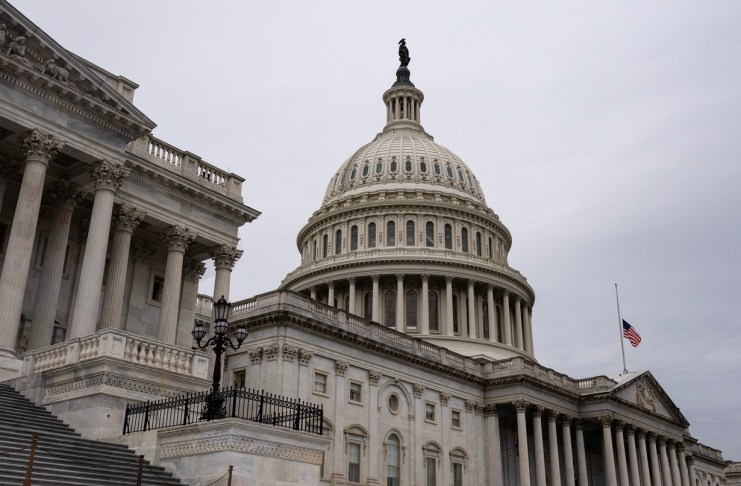 La deuda pública de EE.UU. experimentarán un aumento sostenido en la próxima década, de acuerdo a la Oficina Presupuestaria del Congreso.