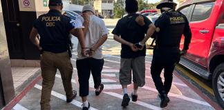 “Alex” y “Deyvi”, presuntos sicarios del Barrio 18. Foto La Hora: PNC.