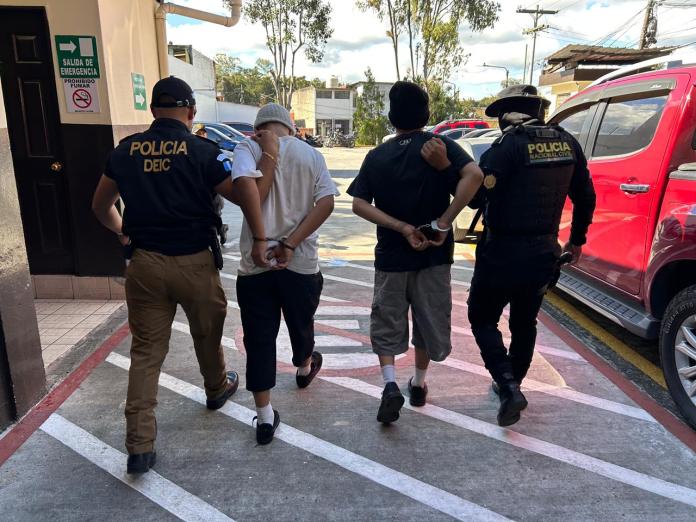 Sica “Alex” y “Deyvi”, presuntos sicarios del Barrio 18. Foto La Hora: PNC.