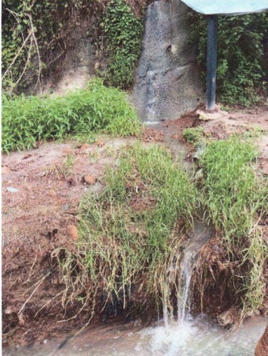 Flujo de agua que desciende proveniente desde el socavamiento y llega hasta la carretera. Foto La Hora: Conred.