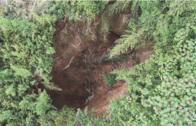 Vista del fondo del socavamiento en el cual se observa un flujo de agua. Foto La Hora: Conred.