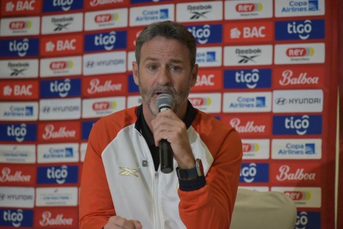 El estratega panameño, Thomas Christiansen, indicó que el plantel entreno por la mañana antes de viajar. Foto La Hora: José Orozco.