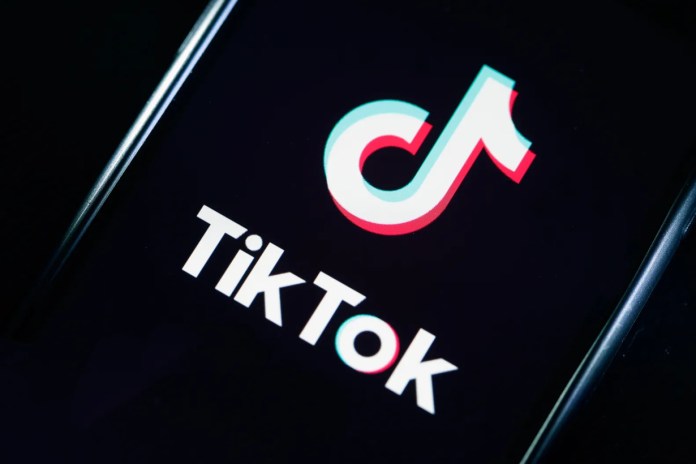 TikTok anuncia nuevos ajustes para controlar la presencia de IA en el “feed”.
