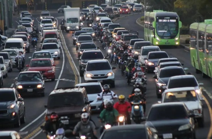 Un aumento de la carga vehicular se espera a partir de este 2 de enero en varias rutas de la capital por el inicio del ciclo escolar en el sector público y universidades. Foto La Hora: archivo