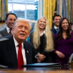 Trump critica problemas con controladores aéreos durante el cierre del Gobierno.