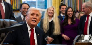 Trump critica problemas con controladores aéreos durante el cierre del Gobierno.