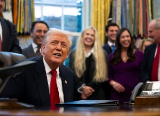 Trump critica problemas con controladores aéreos durante el cierre del Gobierno.