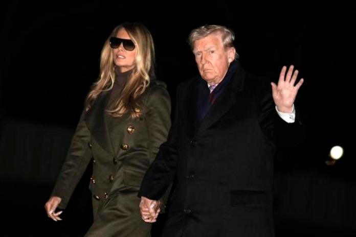 El presidente de Estados Unidos, Donald Trump, junto a la primera dama, Melania Trump, de regreso a la Casa Blanca este domingo. Foto: La Hora: EFE/Yuri Gripas