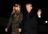 El presidente de Estados Unidos, Donald Trump, junto a la primera dama, Melania Trump, de regreso a la Casa Blanca este domingo. Foto: La Hora: EFE/Yuri Gripas