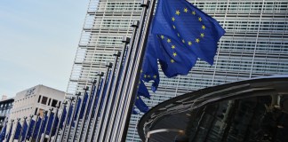 Archivo de banderas de la Unión Europea en Bélgica. Foto La Hora: AP