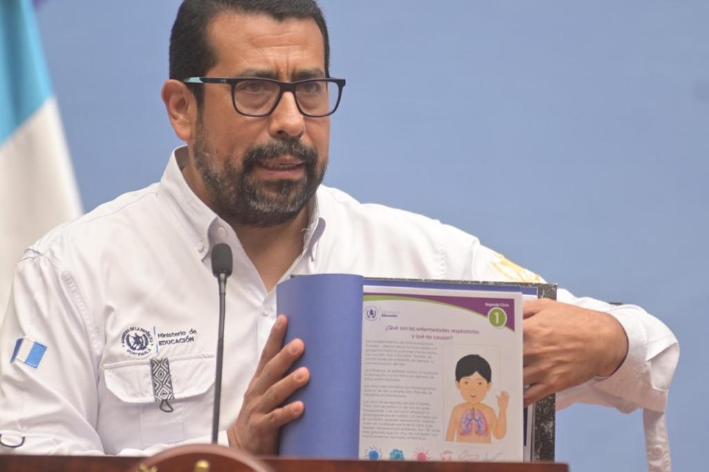 Viceministro Técnico de Educación, Francisco Cabrera, en conferencia de prensa. Foto La Hora: Daniel Ramírez