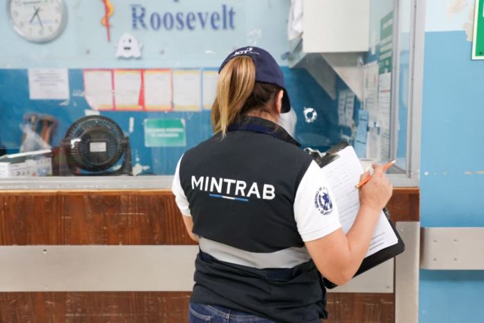 Visita del Mintrab a víctimas de incendio de cohetería. Foto La Hora: Mintrab