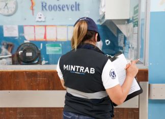 Visita del Mintrab a víctimas de incendio de cohetería. Foto La Hora: Mintrab
