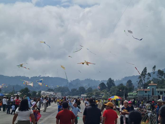 Volar barriletes en aeródromos y aeropuertos está prohibido, subraya la Dirección General de Aeronáutica Civil. Foto La Hora: DGAC