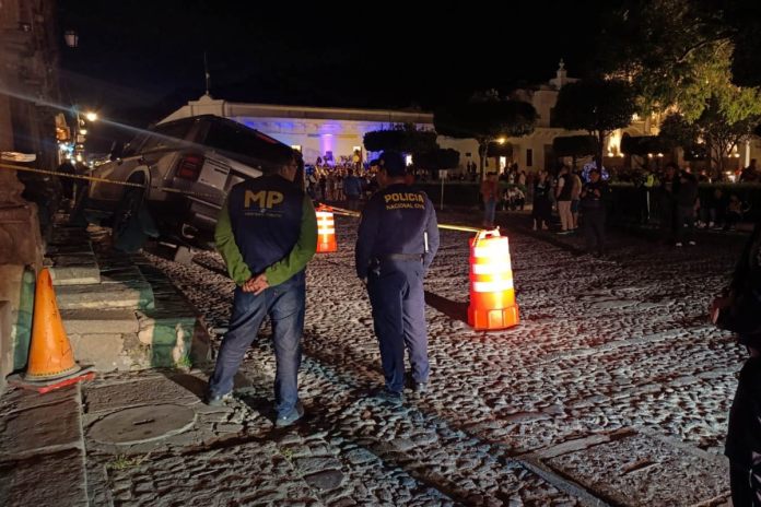 Accidente vehicular en Antigua deja dos personas heridas y una capturada tras prueba de alcoholemia.