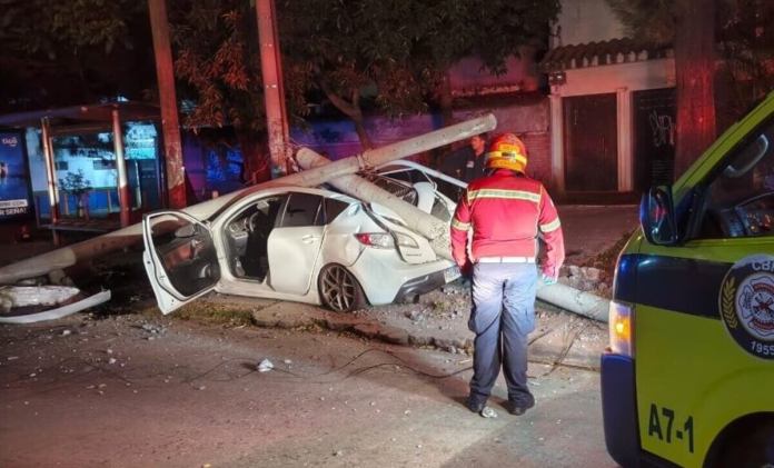 accidente Dos accidentes de tránsito se registraron durante la madrugada dejando perdidas materiales y personas heridas. Foto La Hora: CBM