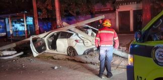 Dos accidentes de tránsito se registraron durante la madrugada dejando perdidas materiales y personas heridas. Foto La Hora: CBM