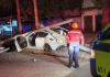 Un poste derribado y un vehículo volcado dejan personas heridas en la madrugada Dos accidentes de tránsito se registraron durante la madrugada dejando perdidas materiales y personas heridas. Foto La Hora: CBM