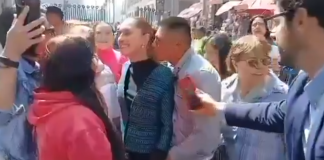 Detienen a hombre que acosó a Claudia Sheinbaum durante recorrido en CDMX Foto: Captura de pantalla video redes sociales