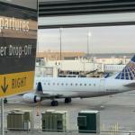 Debido a la escasez de controladores agudizada por el cierre del Gobierno Federal, EE.UU. recortó en un 10 % la oferta de vuelos en 40 grandes aeropuertos, medida que puede eliminar hasta 4.000 correspondencias diarias en el mayor mercado mundial de la aviación comercial. Foto: La Hora/EFE