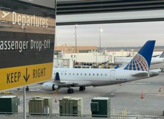 Debido a la escasez de controladores agudizada por el cierre del Gobierno Federal, EE.UU. recortó en un 10 % la oferta de vuelos en 40 grandes aeropuertos, medida que puede eliminar hasta 4.000 correspondencias diarias en el mayor mercado mundial de la aviación comercial. Foto: La Hora/EFE